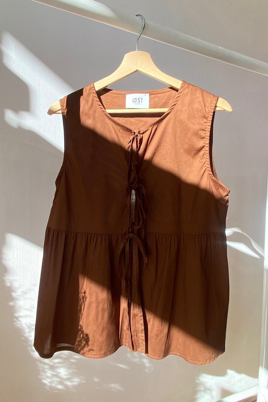 Line Tie Sleeveless Blouse -Brown
