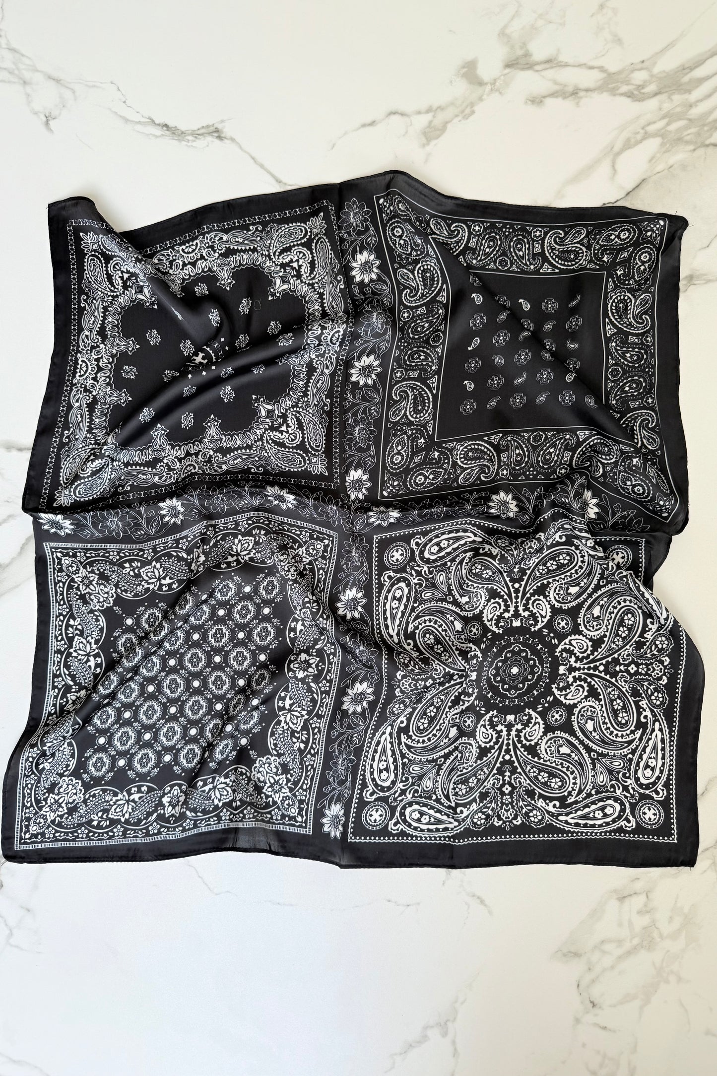 Vilja Scarf -Black/White Paisley
