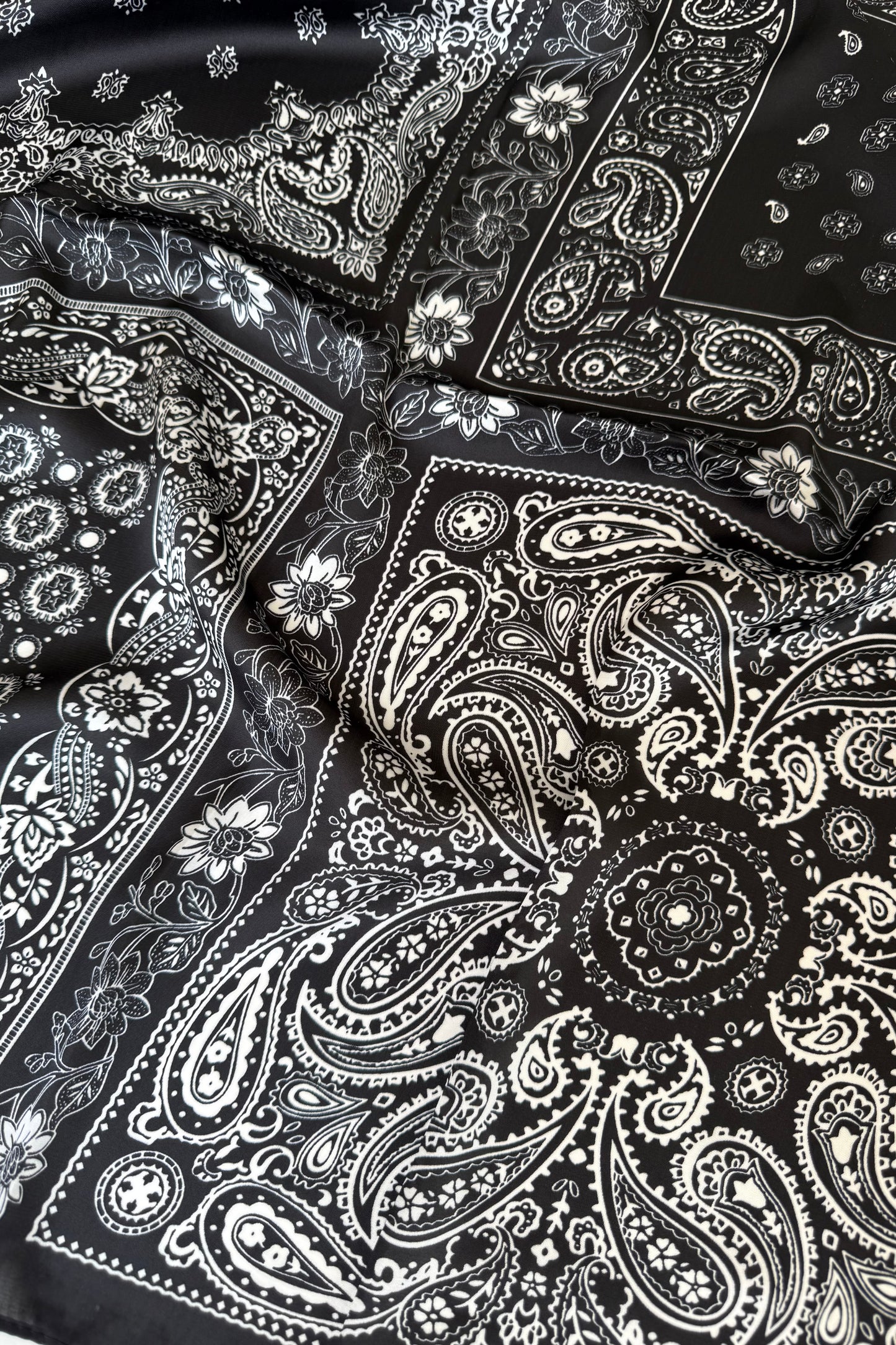 Vilja Scarf -Black/White Paisley