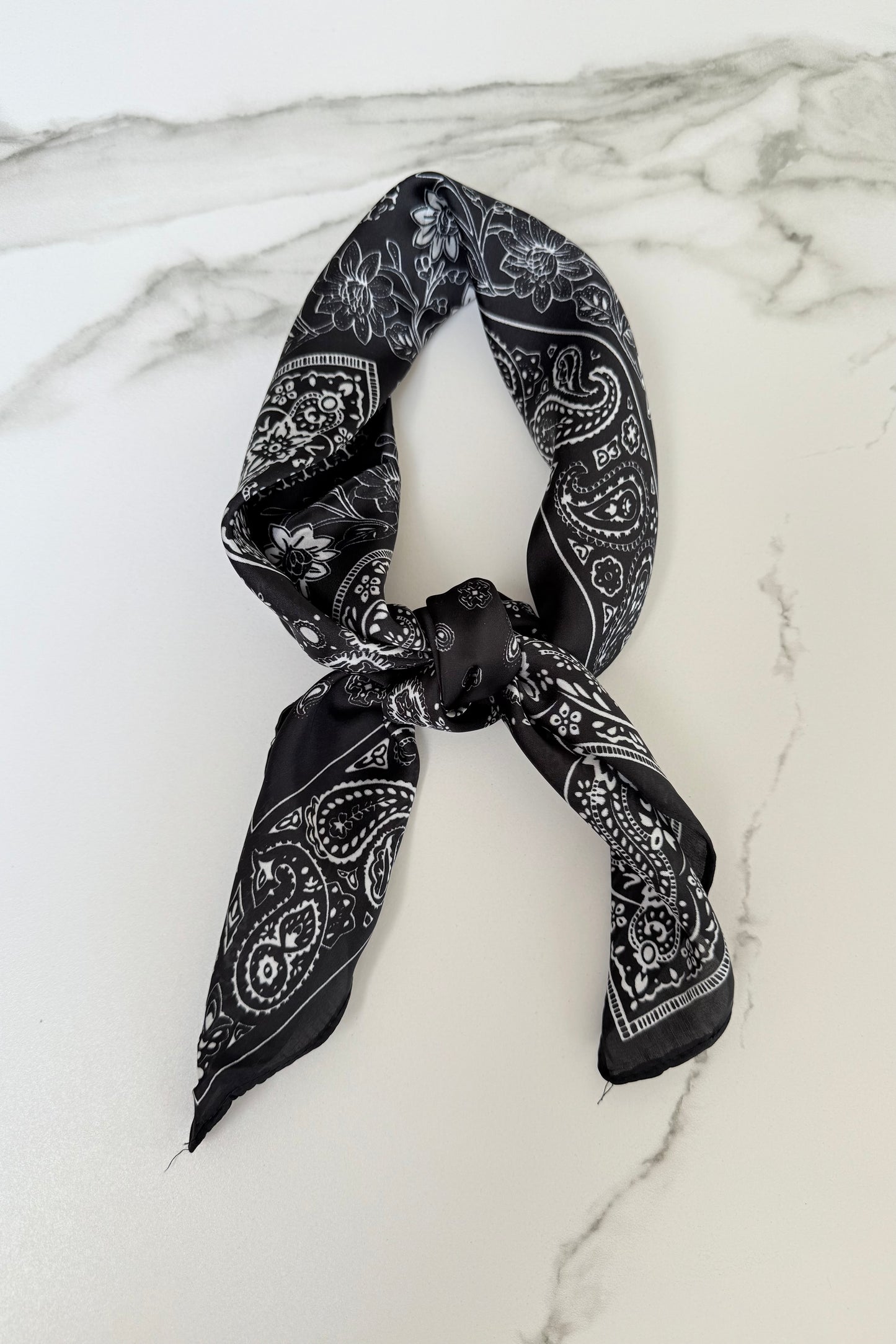 Vilja Scarf -Black/White Paisley