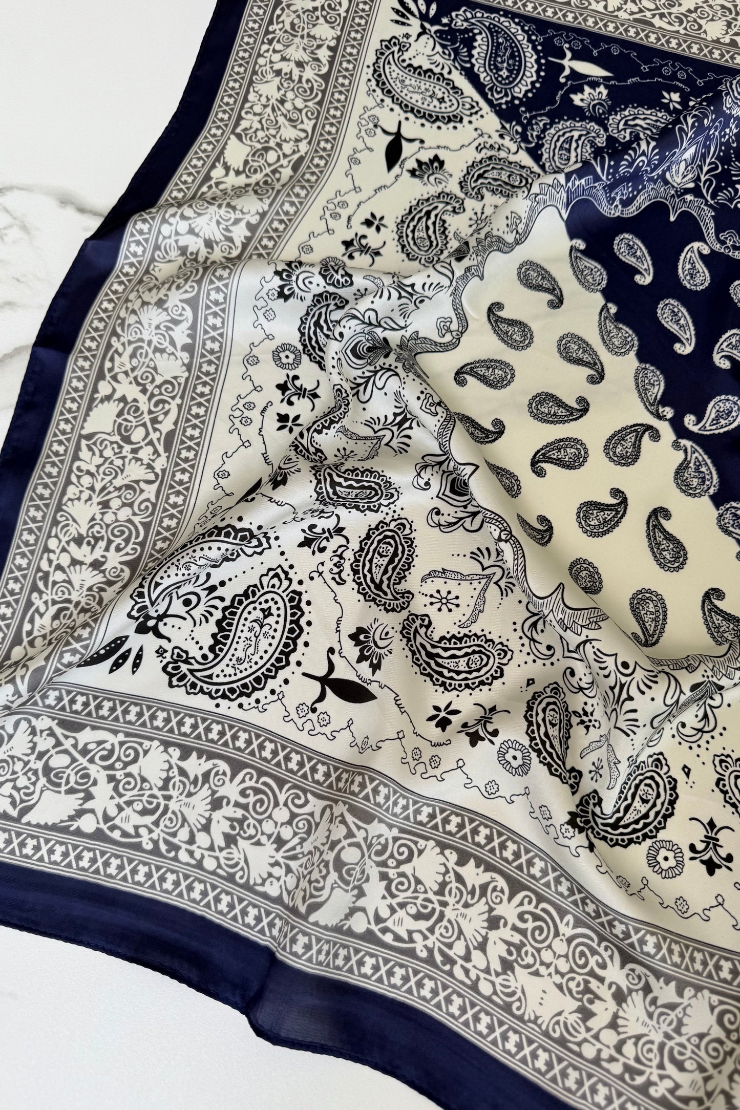 Vilja Scarf -Navy/White