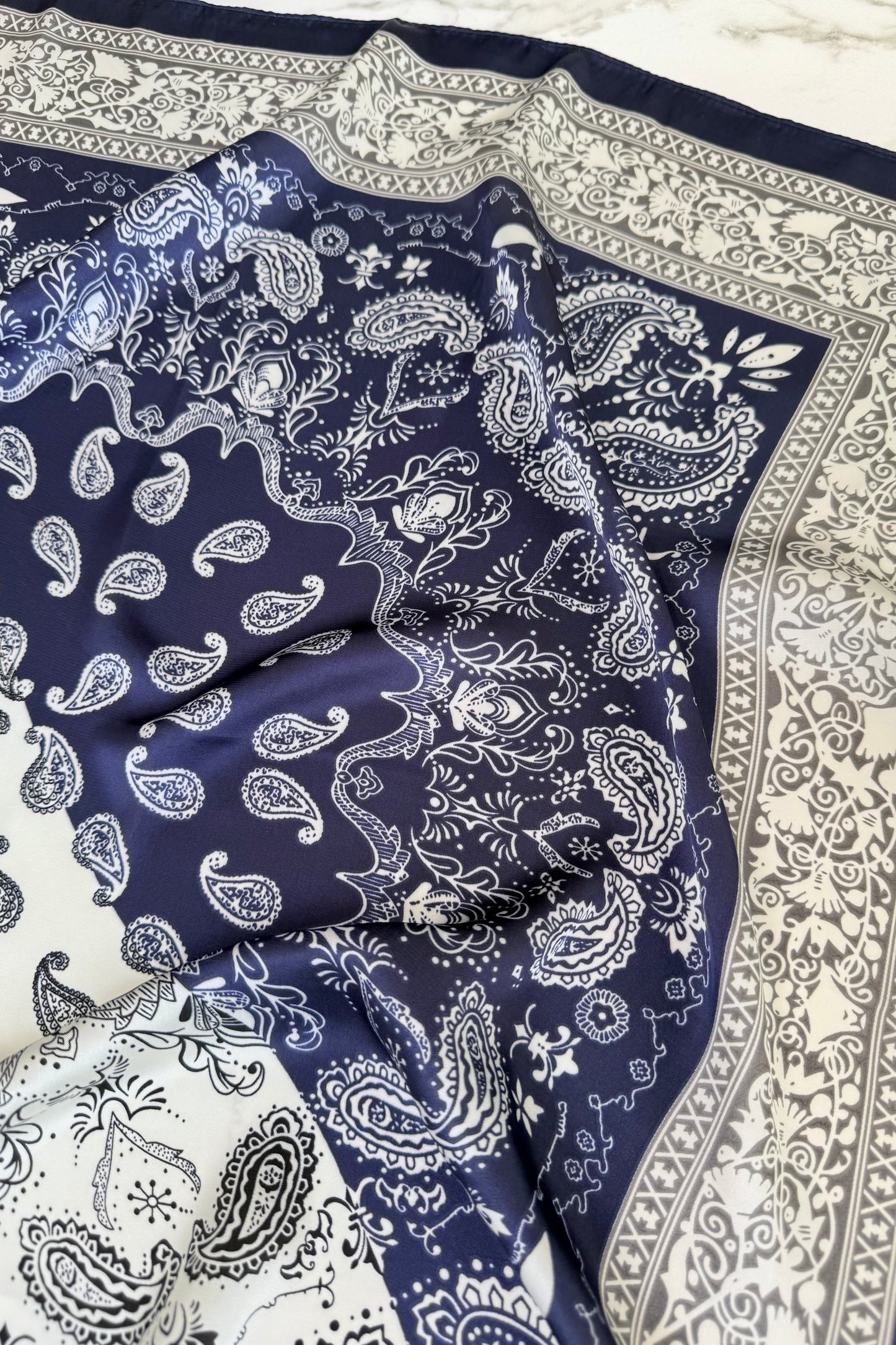 Vilja Scarf -Navy/White