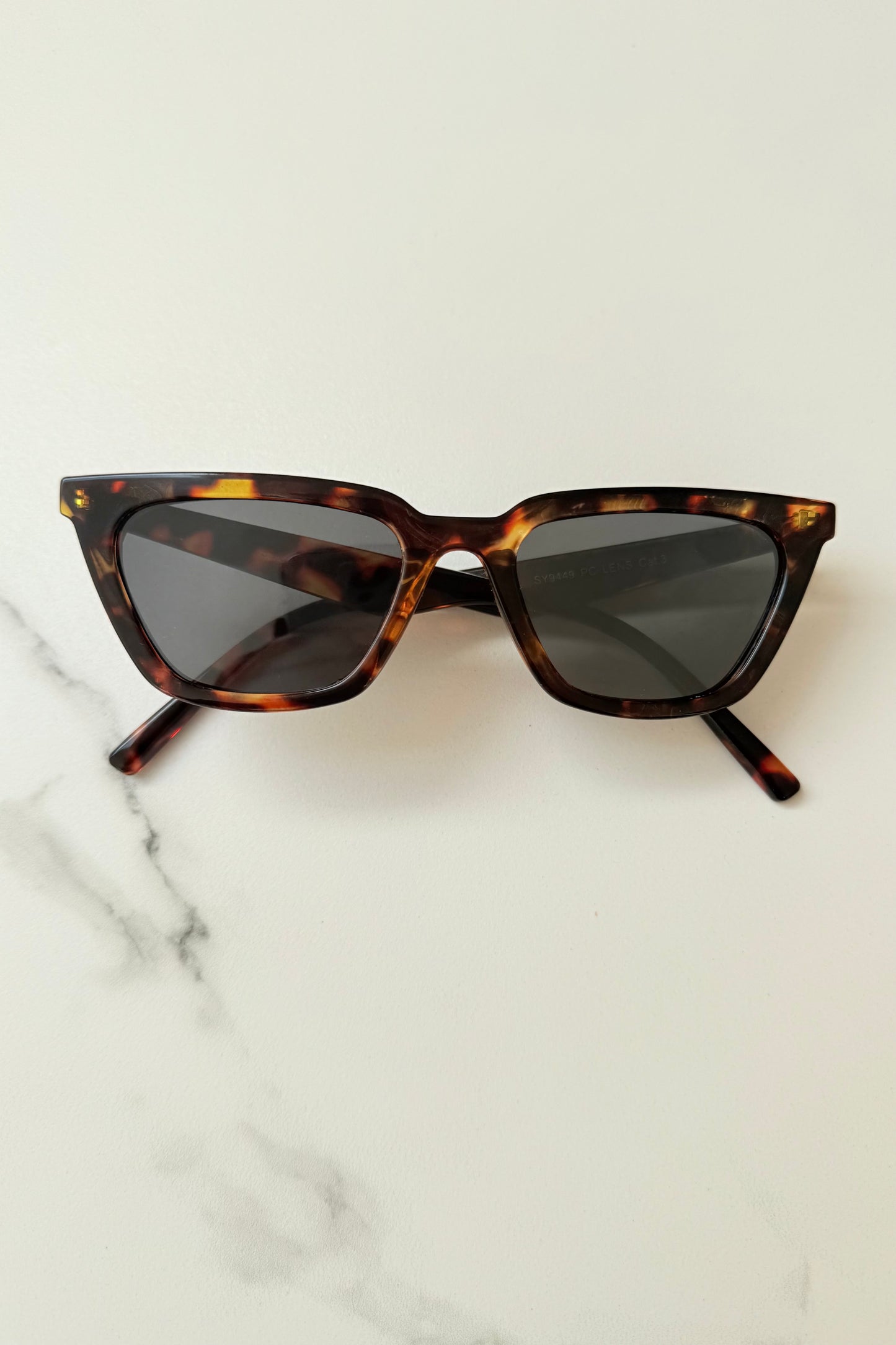 Retro Cat-Eye Sunglasses – Tortoiseshell Black Tint