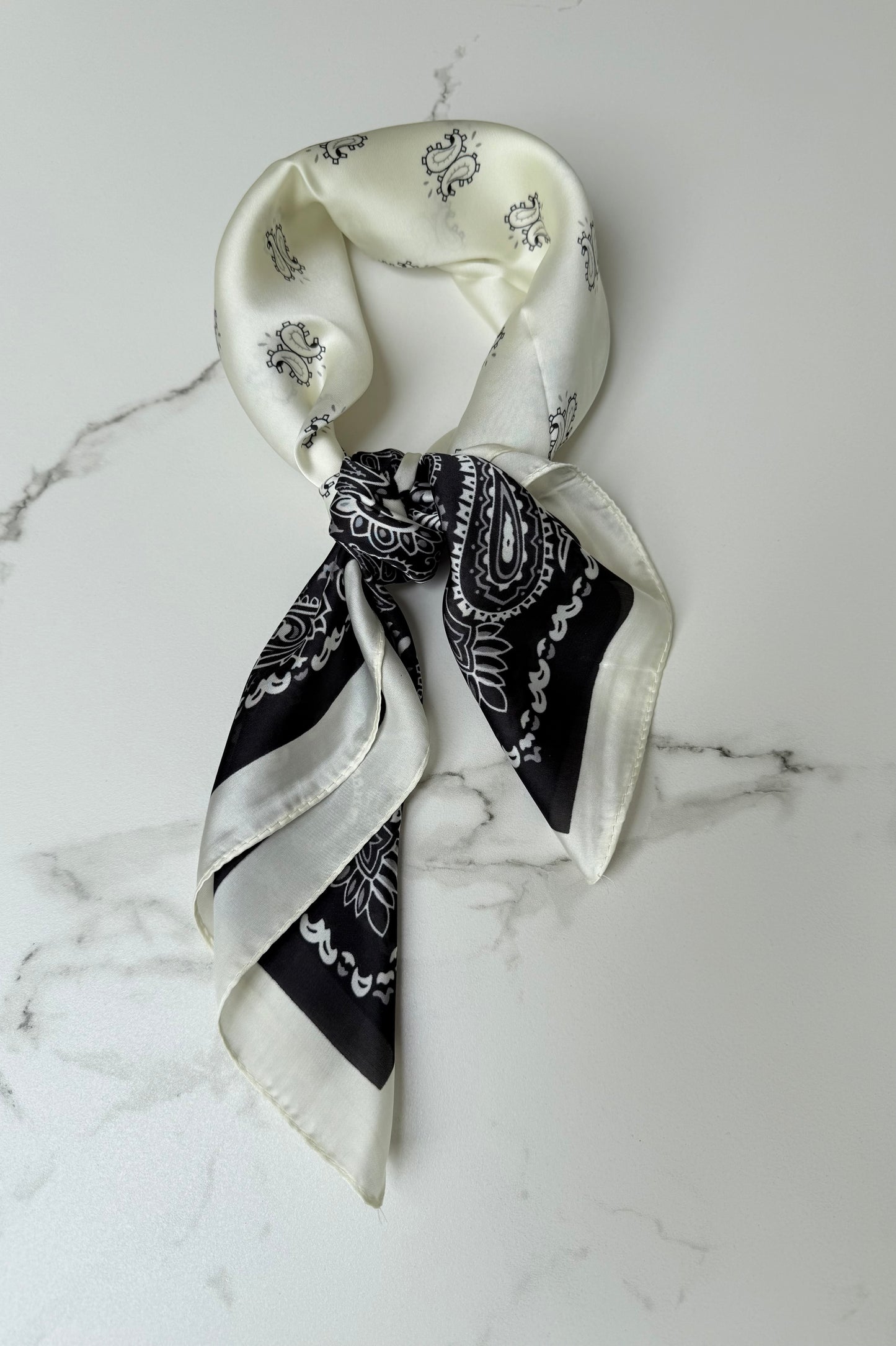 Vilja Scarf -Black/White bandana