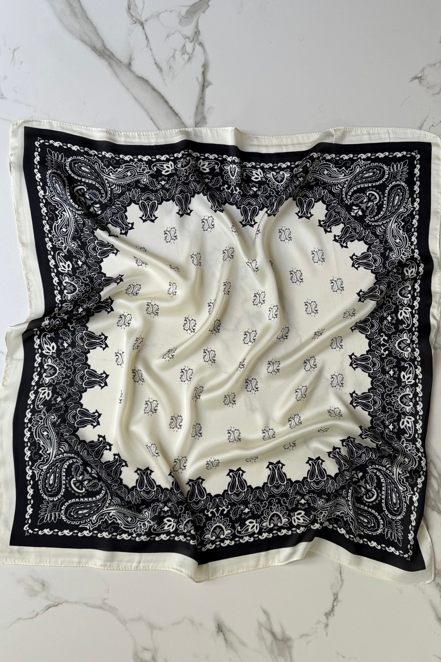 Vilja Scarf -Black/White bandana