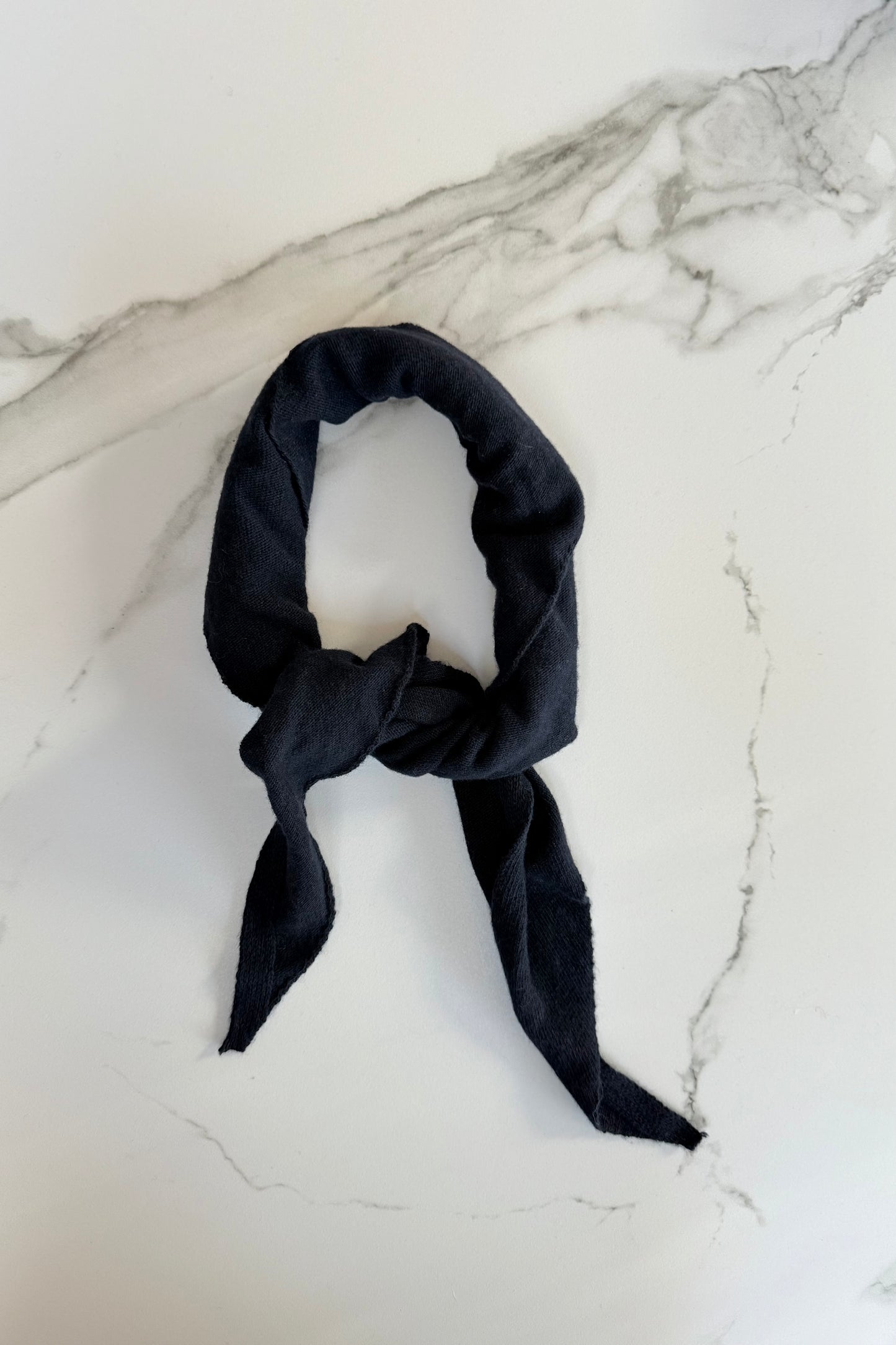 Dina Cashmere Triangle Scarf -Navy - Øst London