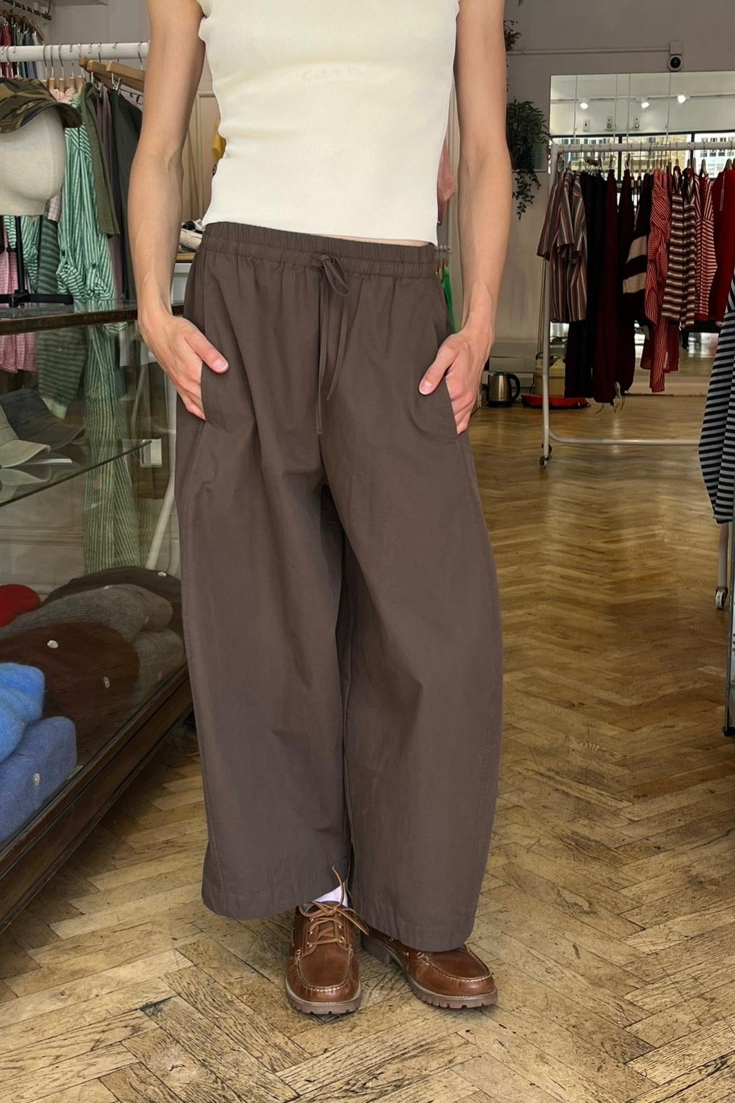 Ruth Barrel Trousers. -Brown - Øst London