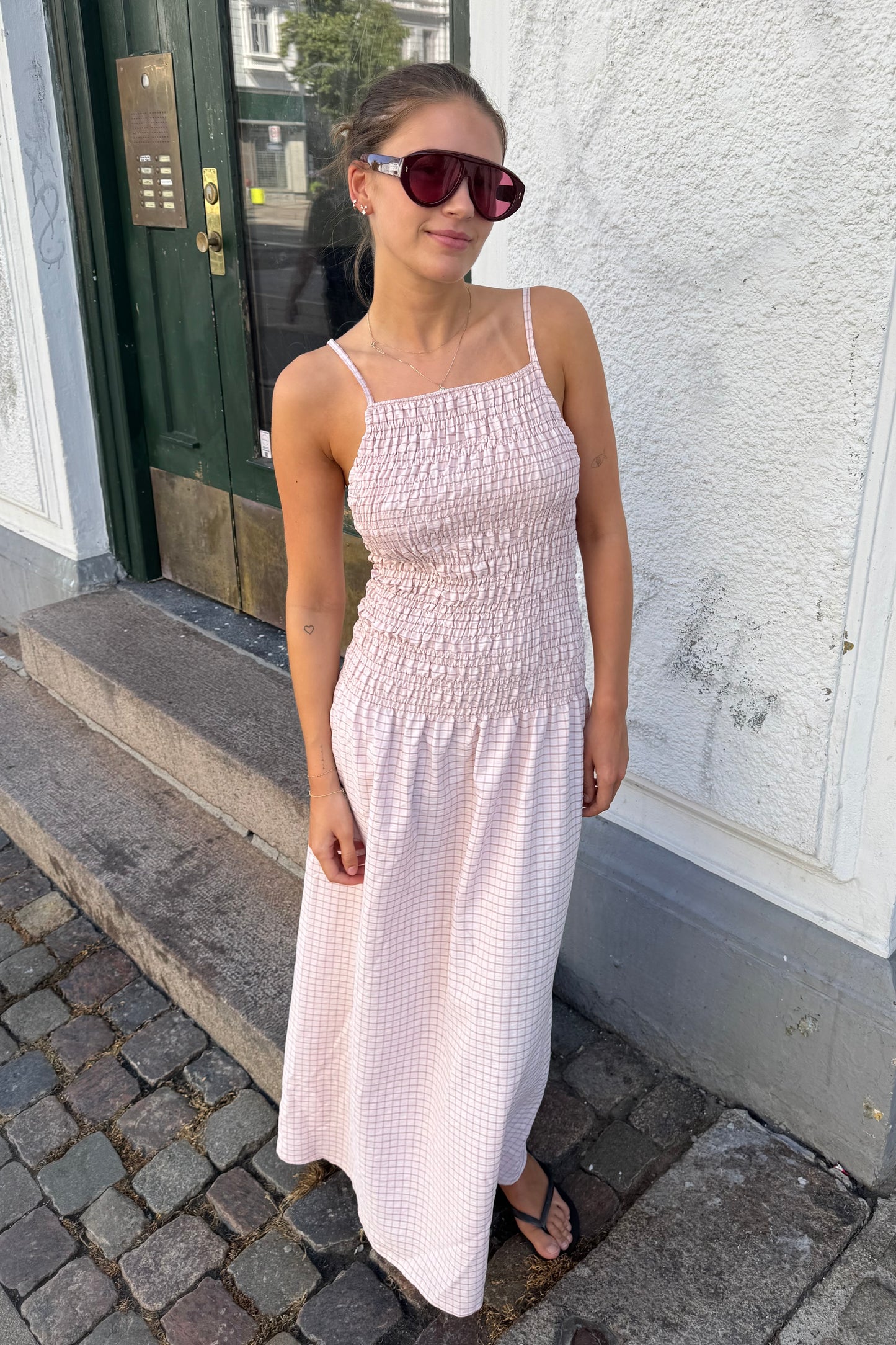 Leonora Smocked Strap Dress -Rosa - Øst London