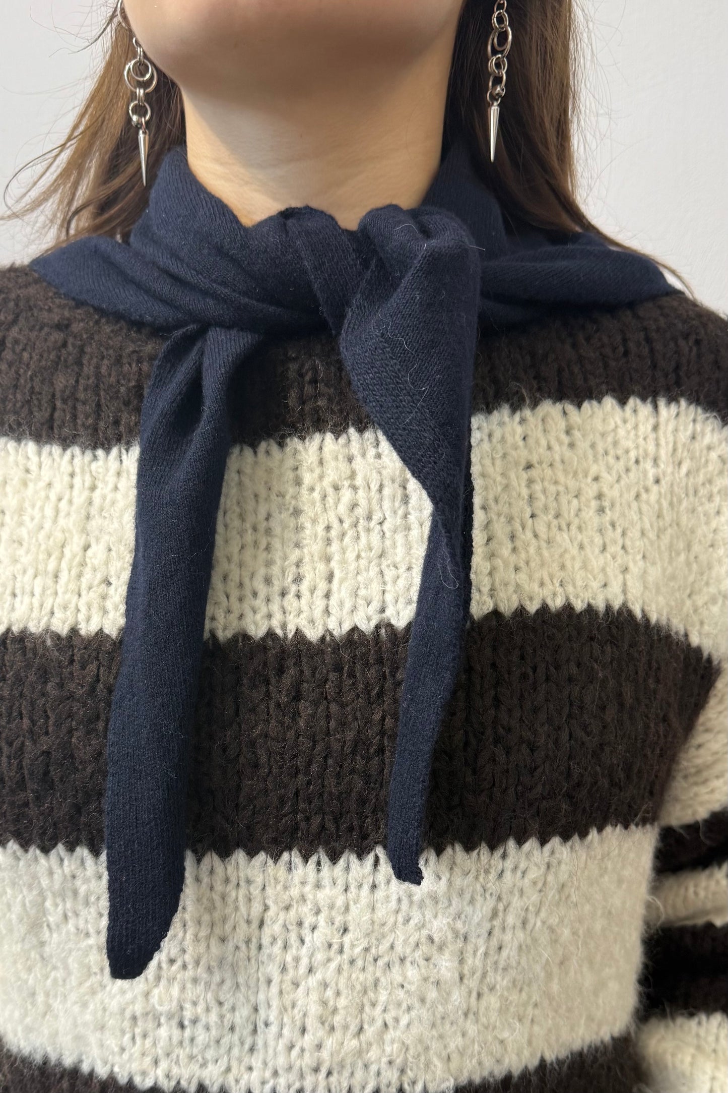 Dina Cashmere Triangle Scarf -Navy - Øst London