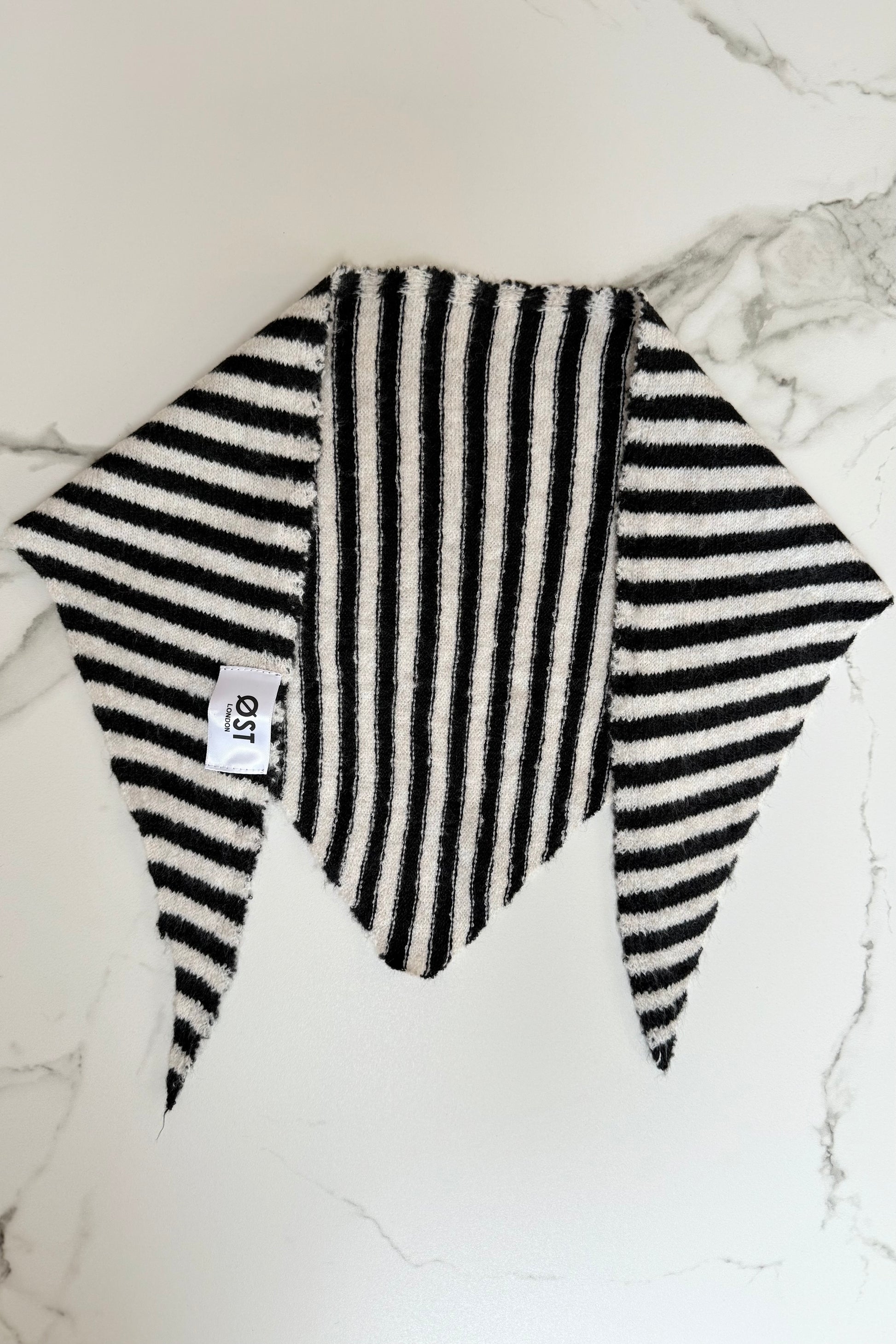 Mynte Triangle Scarf Striped -Black - Øst London