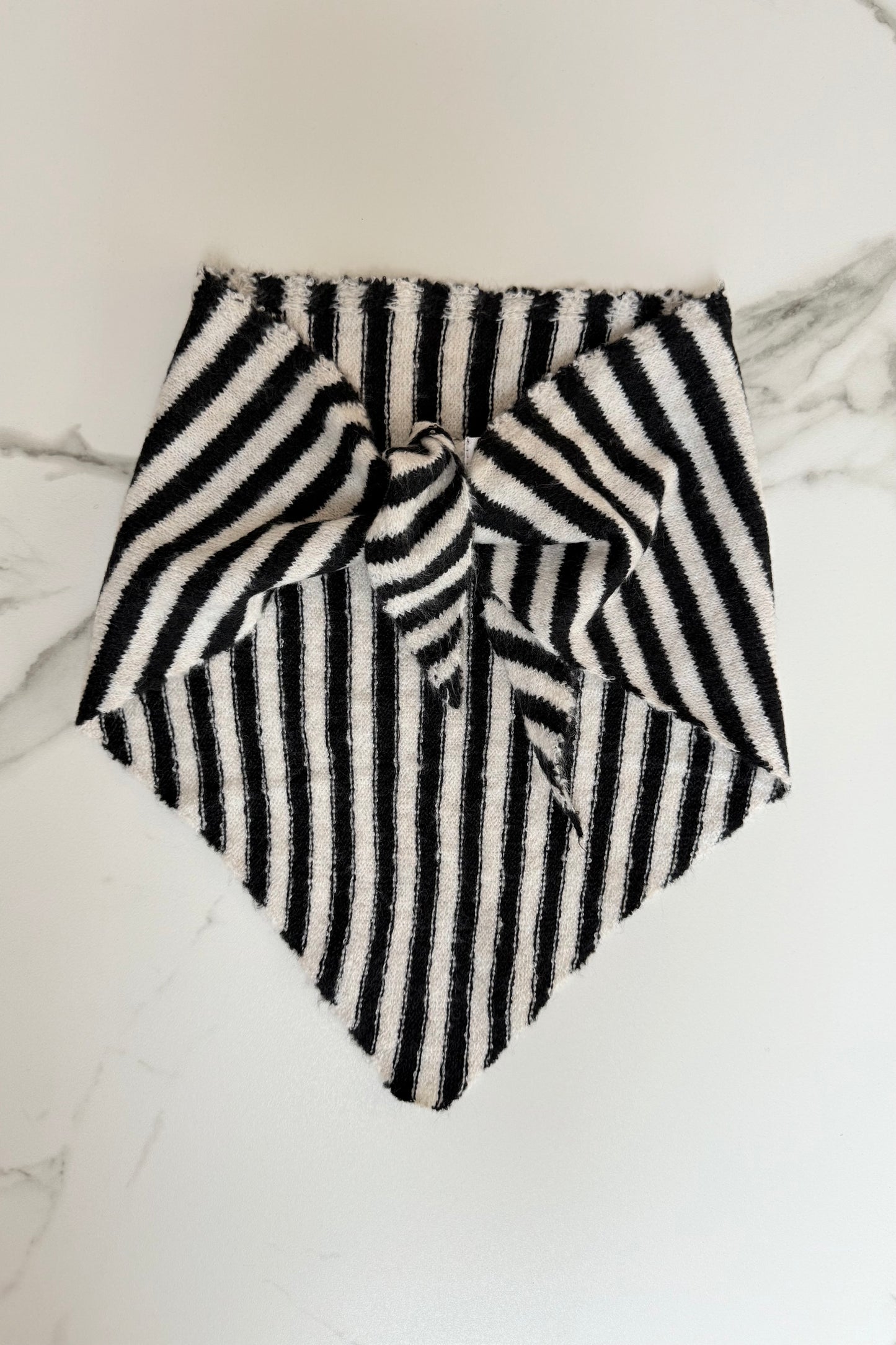 Mynte Triangle Scarf Striped -Black - Øst London