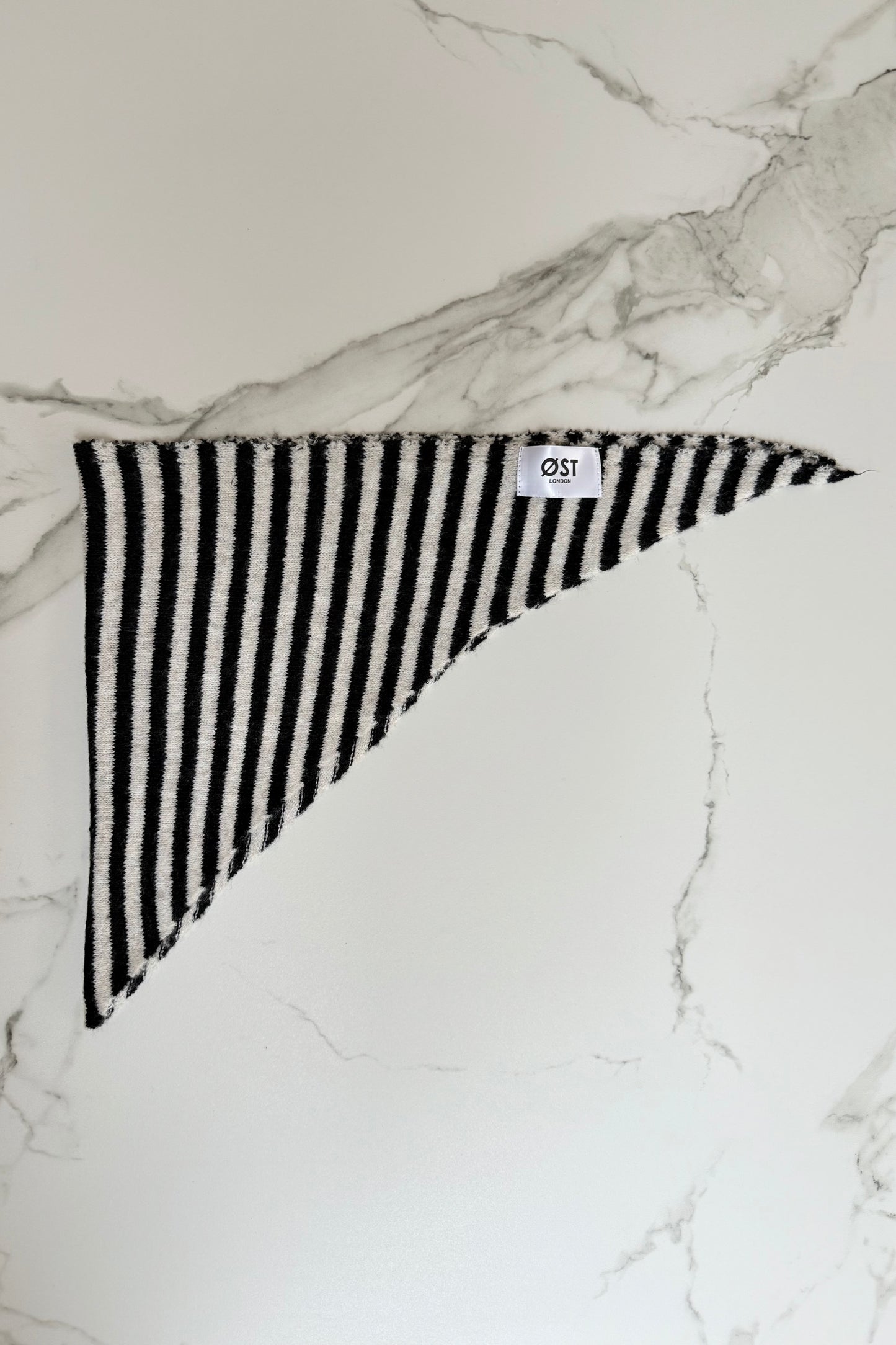 Mynte Triangle Scarf Striped -Black - Øst London
