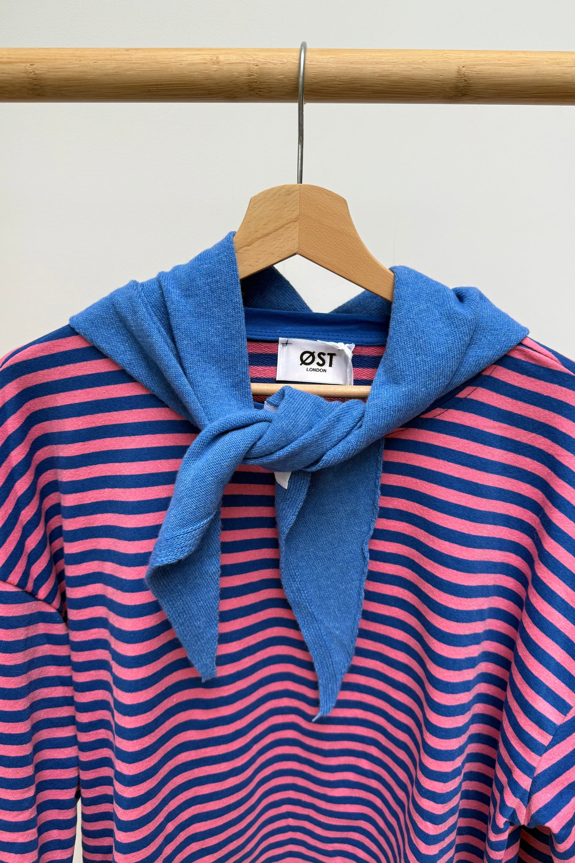 Dina Cashmere Triangle Scarf -Cornflower Blue - Øst London