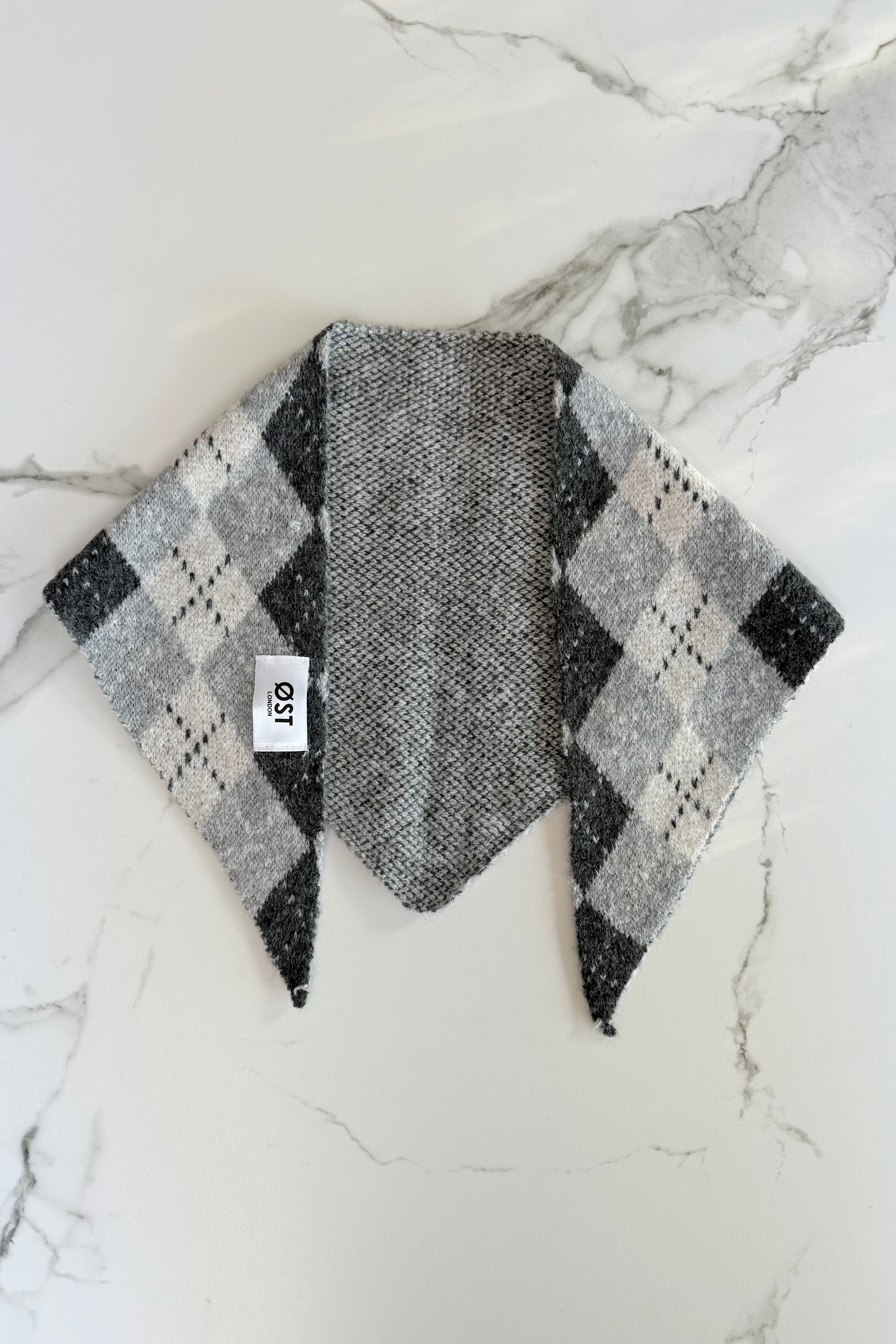 Triangle Argile Argyle Triangle Scarf -Grey – Øst London