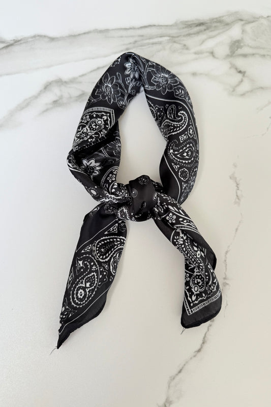 Vilja Scarf -Black/White Paisley