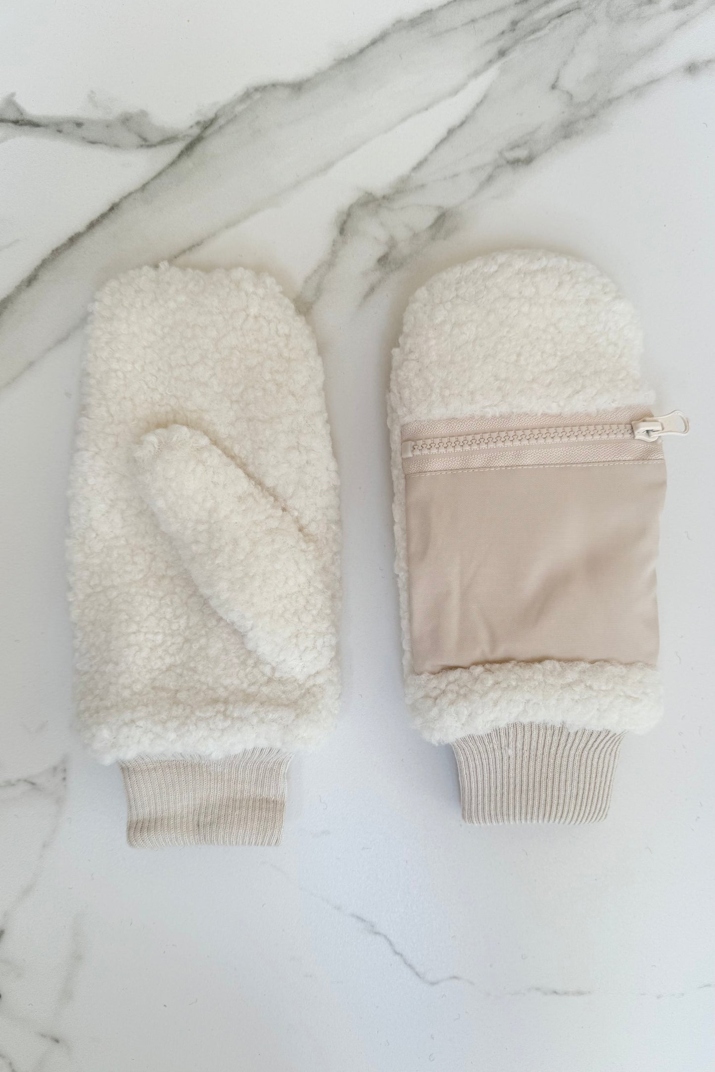 Solvej Teddy Mittens with Zip Pockets -White