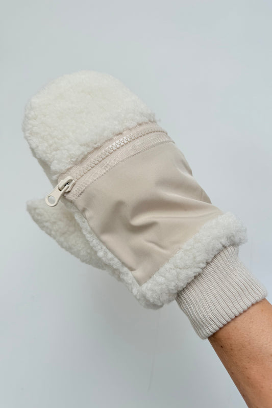 Solvej Teddy Mittens with Zip Pockets -White