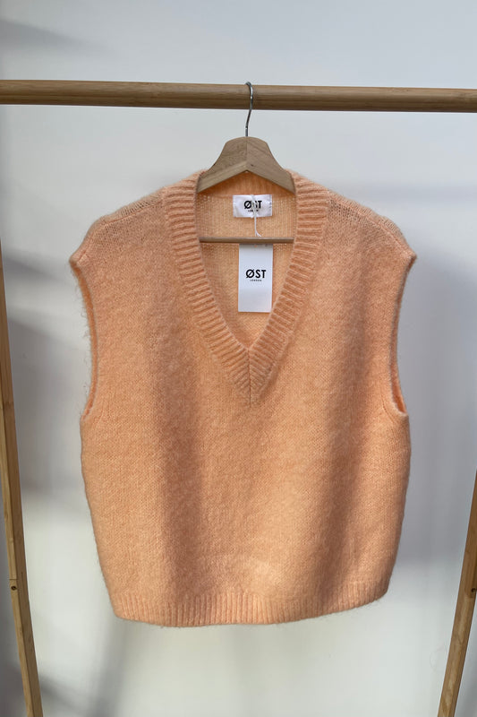 Mohair v-neck waistcoat Peach