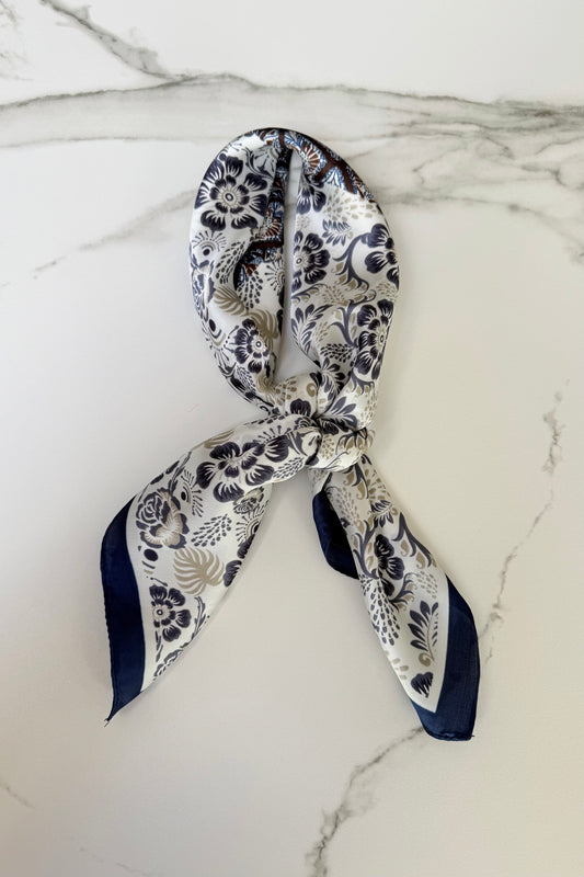Vilja Silk Scarf -Flower Navy - Øst London
