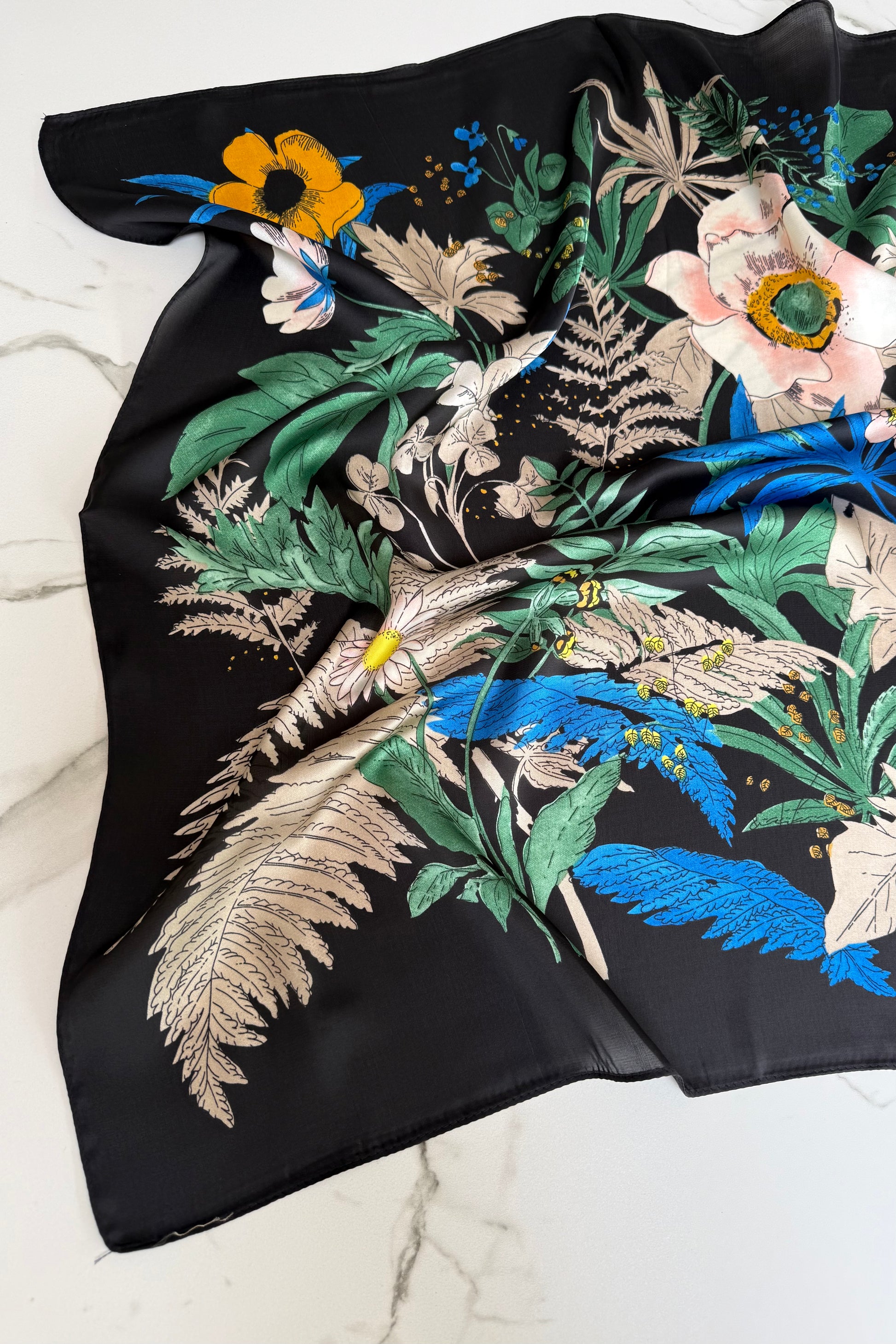 Vilja Silk Scarf -Flower Black - Øst London
