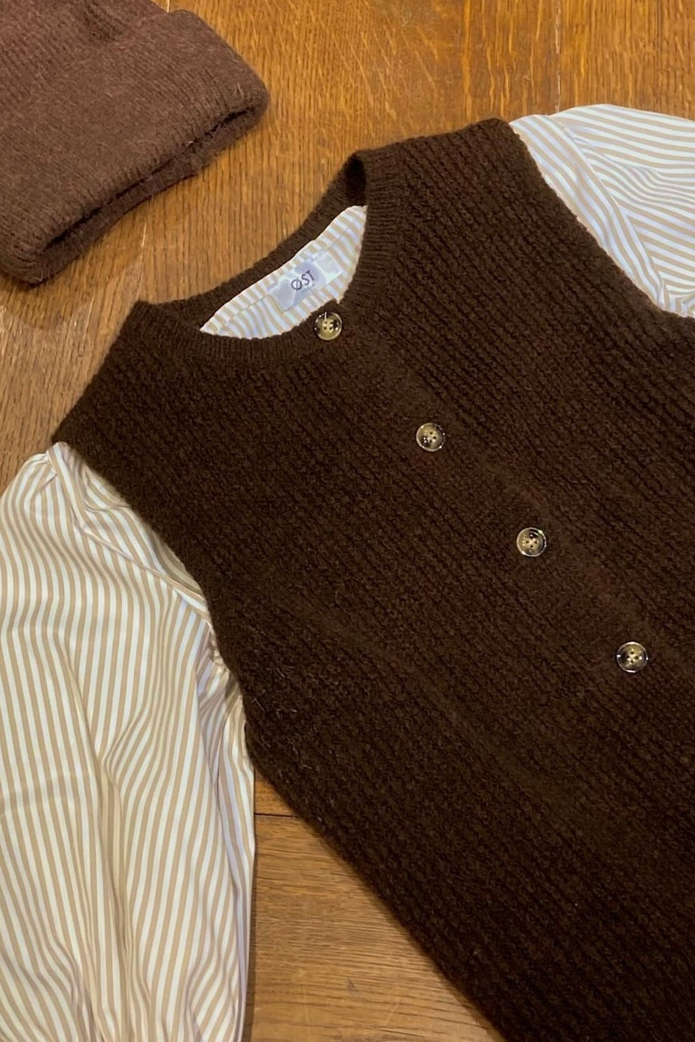 Wool waistcoat buttons round neck Brown