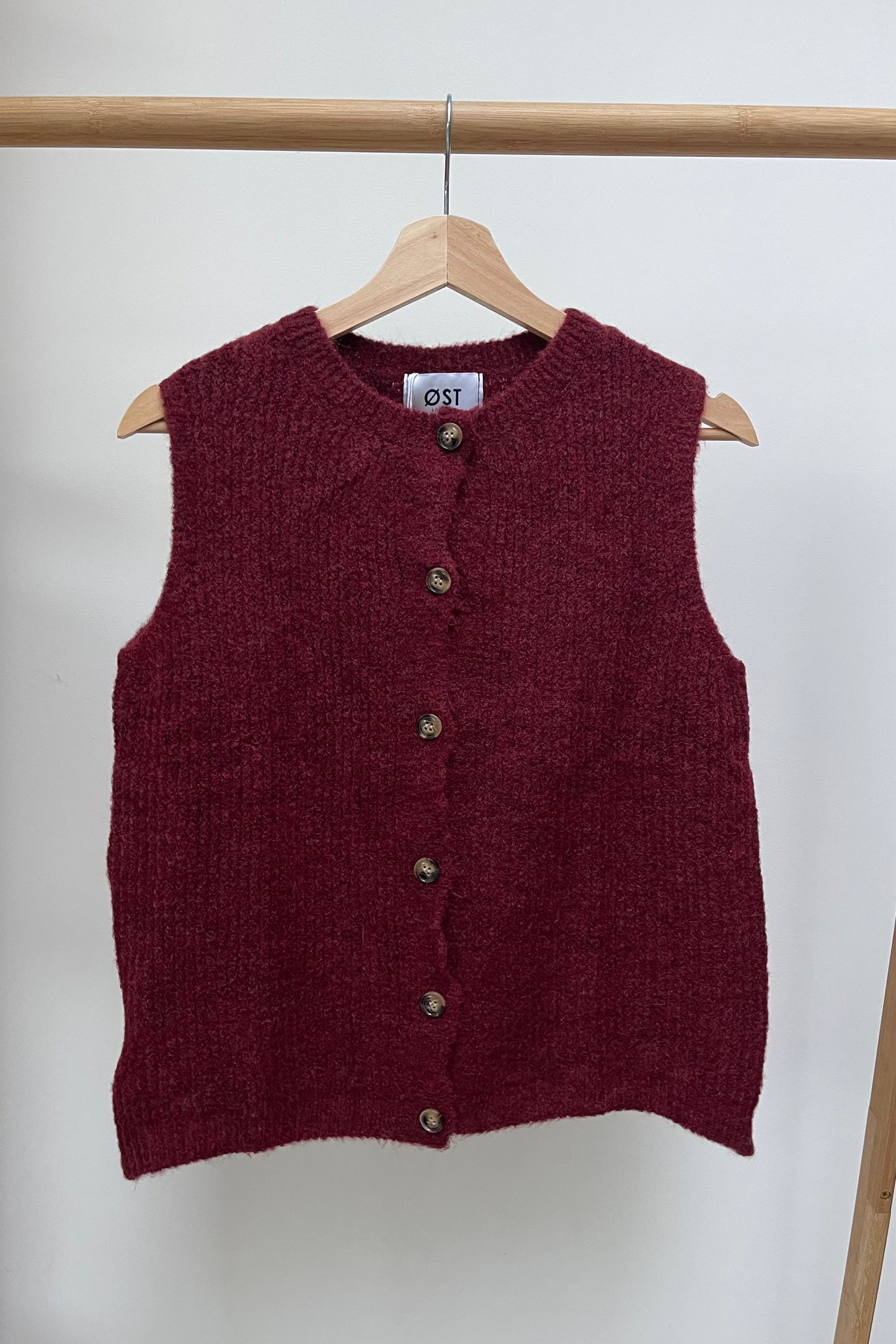 Wool waistcoat buttons round neck Bordeaux  