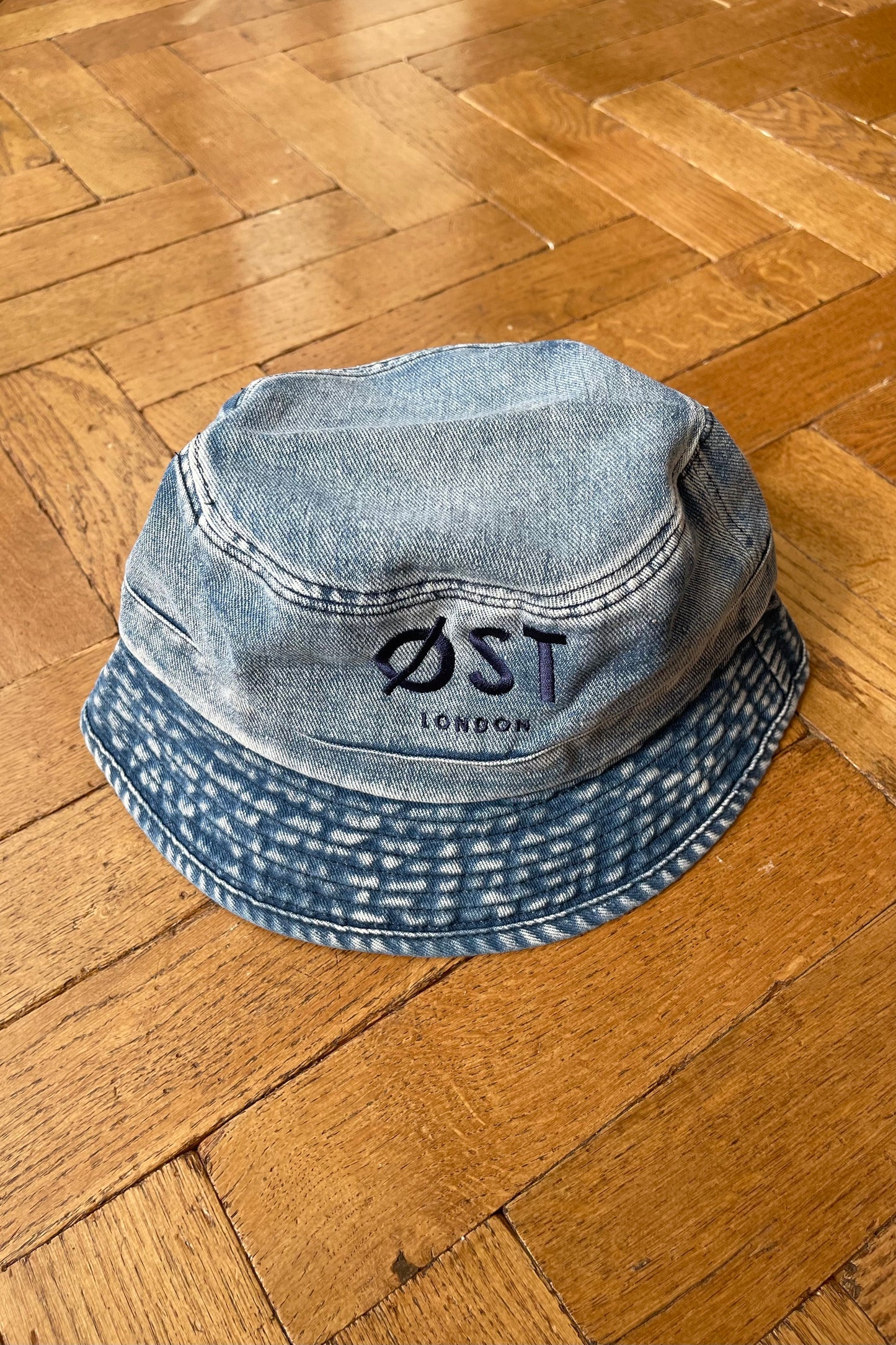 Øst London Bucket Hat in Denim -Blue