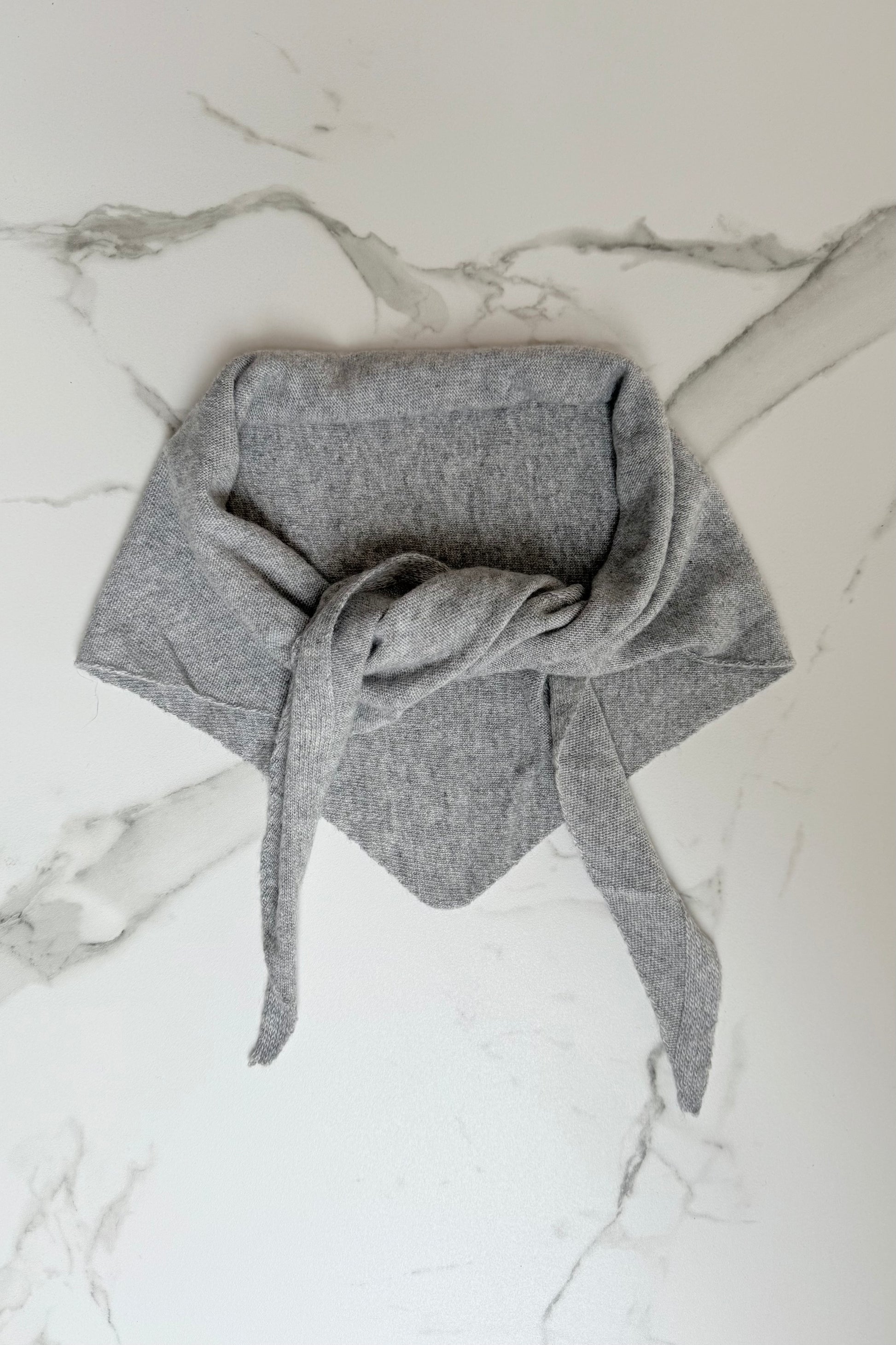 Dina Cashmere Triangle Scaf -Grey - Øst London