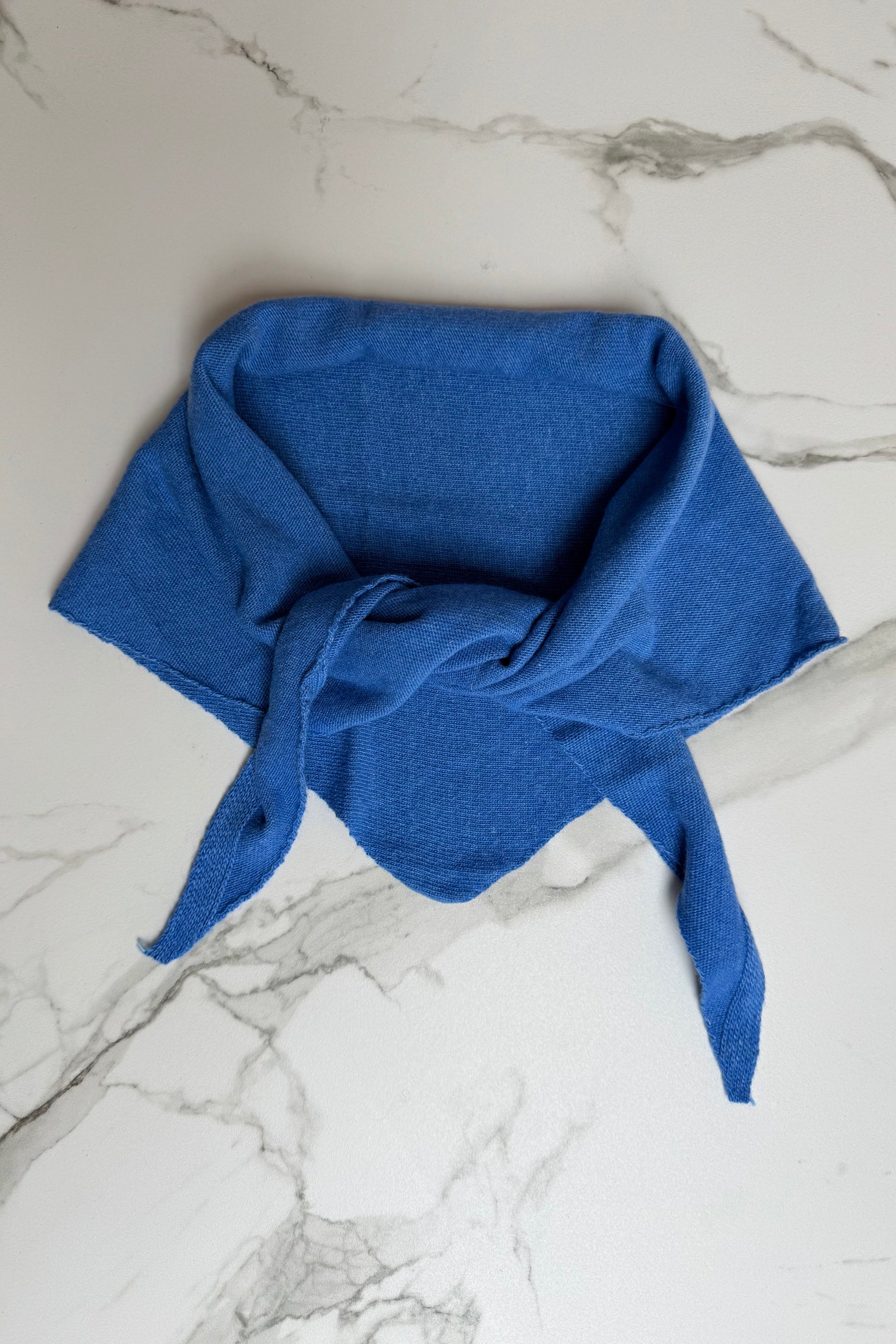 Dina Cashmere Triangle Scarf -Cornflower Blue - Øst London