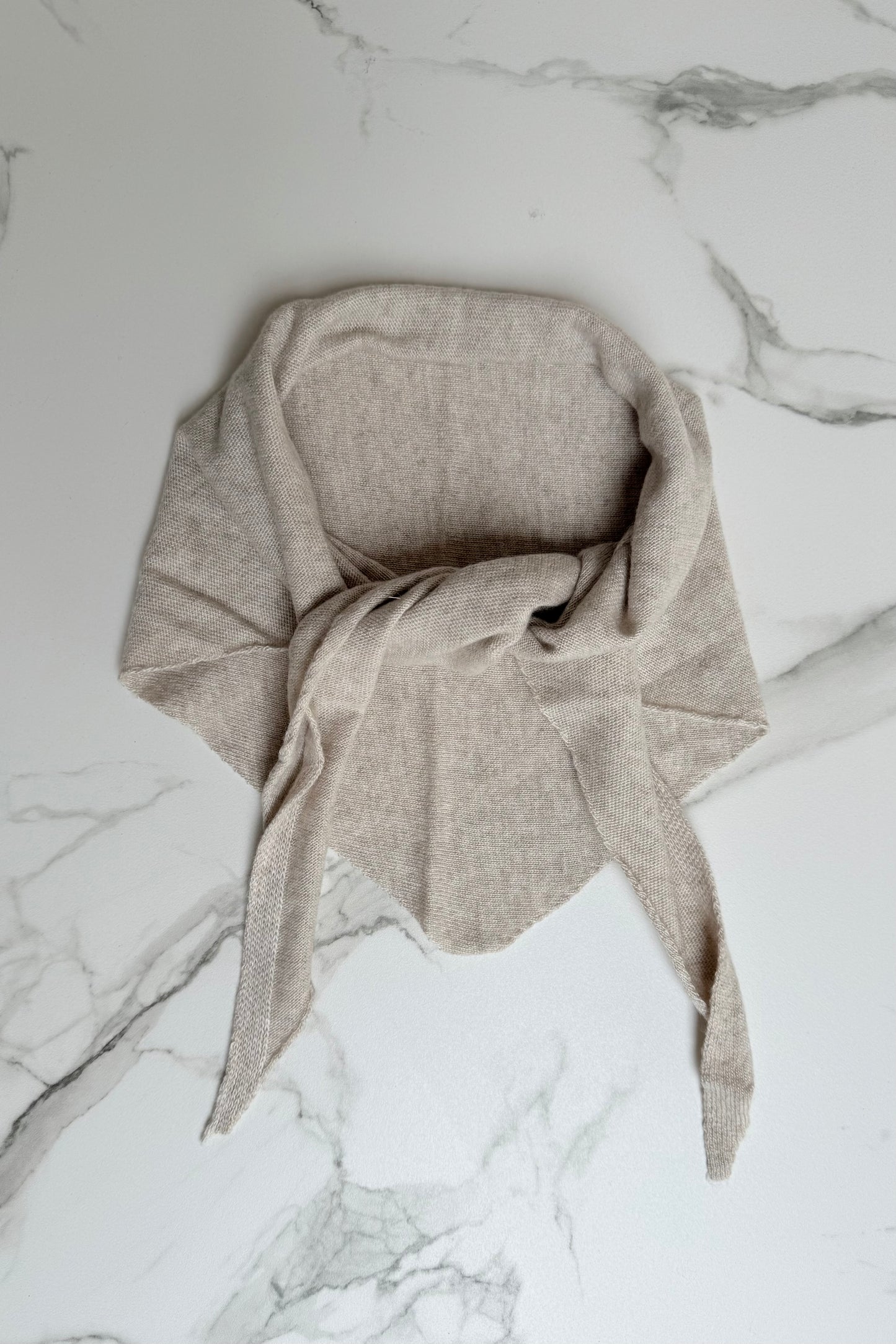 Dina Cashmere Triangle Scarf -Oat - Øst London