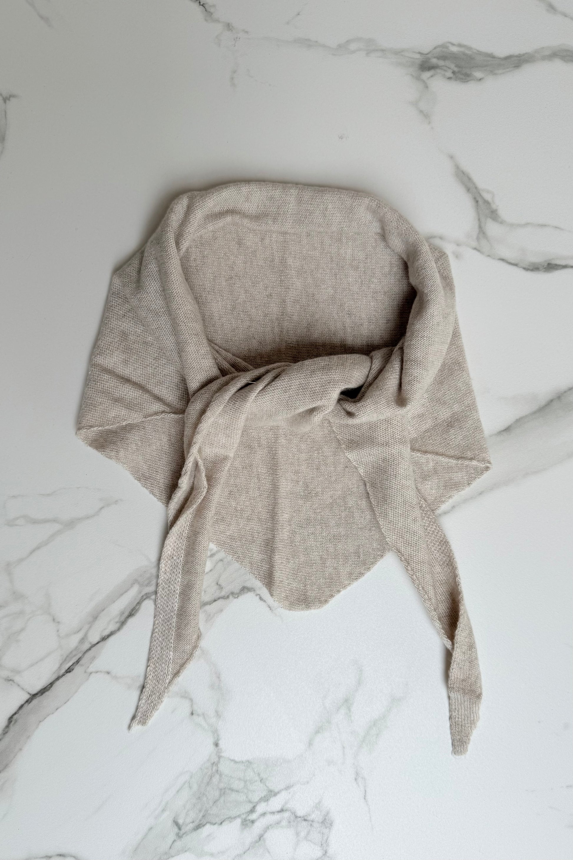 Dina Cashmere Triangle Scarf -Oat - Øst London