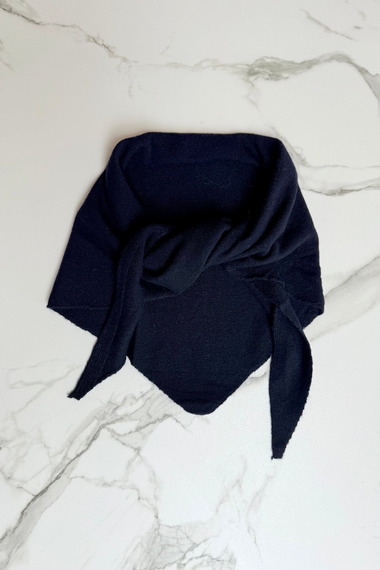 Dina Cashmere Triangle Scarf -Navy - Øst London