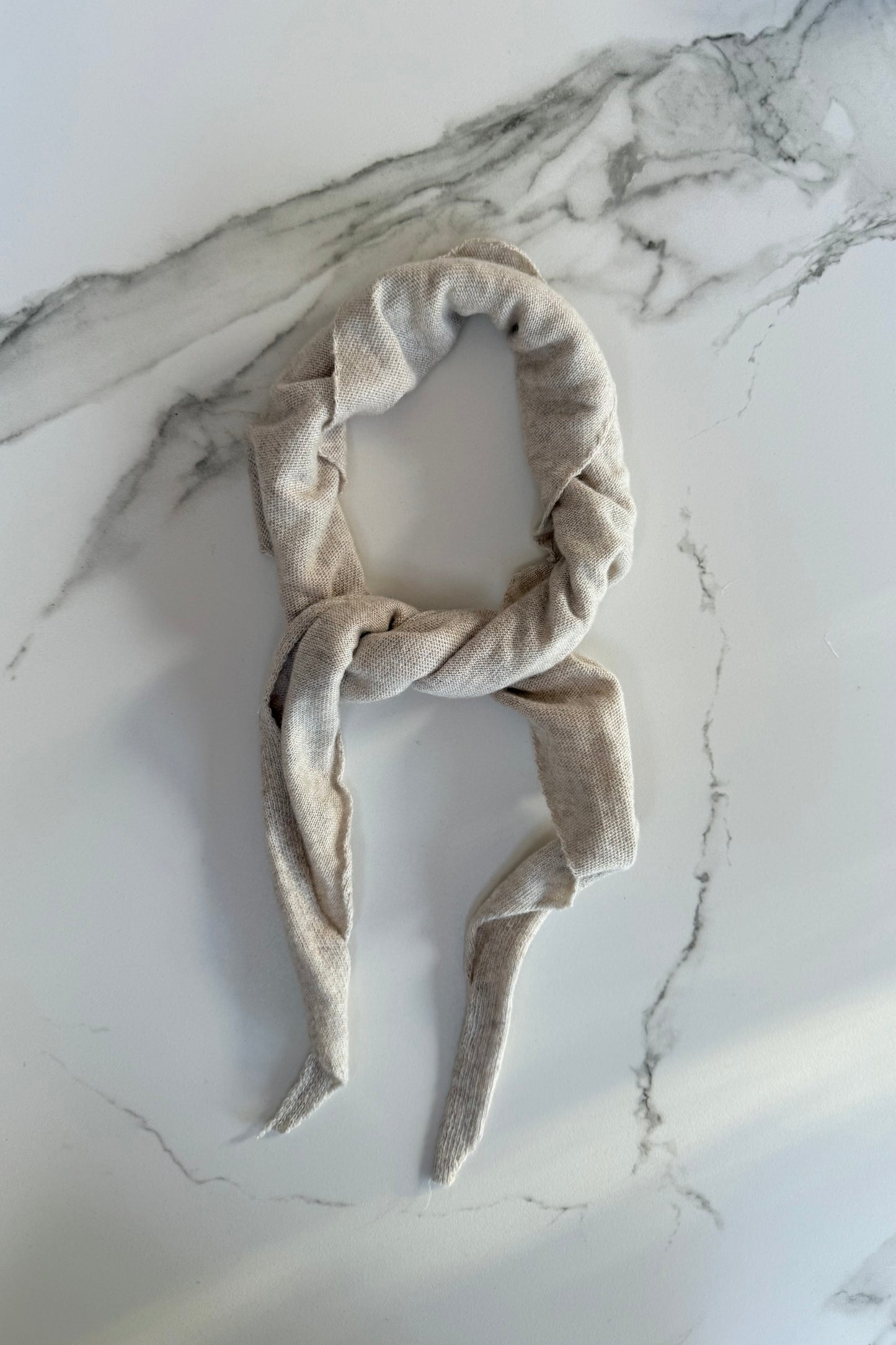 Dina Cashmere Triangle Scarf -Oat - Øst London